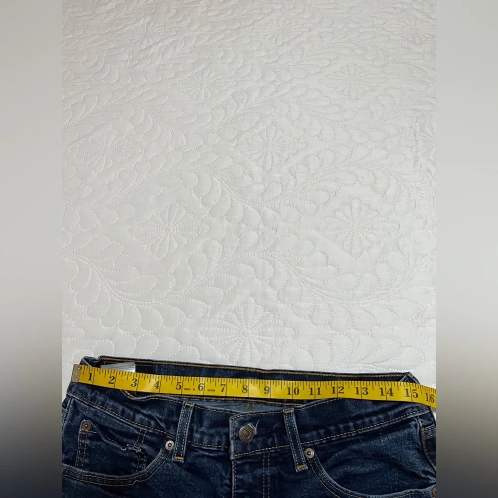 (16) Levi's 505 Classic Blue Jeans with Iconic Patch